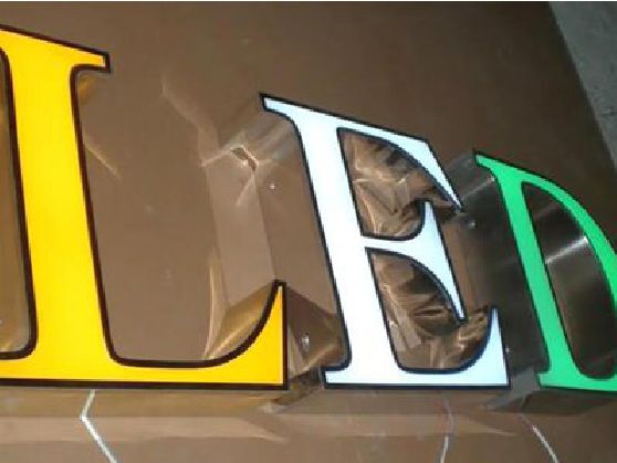 牟定介绍LED招牌的基础知识。
